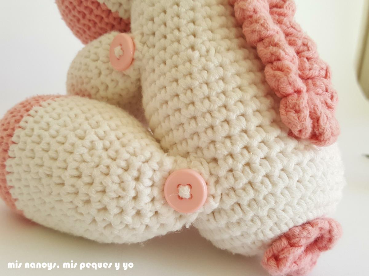mis nancys, mis peques y yo, bebe unicornio amigurumi, detalle patas cosidas con botón