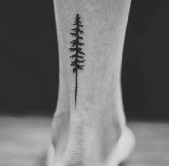 tatuaje de arbol para hombre en el tobillo