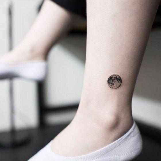 pequeño tatuaje de luna en el tobillo