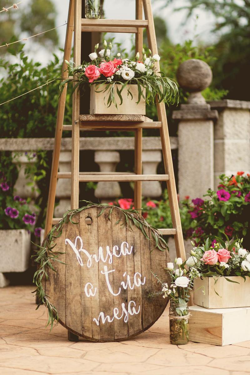 decoración boda rústica - SEATING PERSONALIZADO RÚSTICO - RINCÓN BUSCA TU MESA BODA - SEATING BODA ESCALERAS