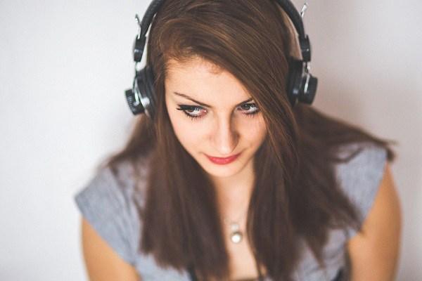 10 Ventajas de Escuchar Música en el Trabajo