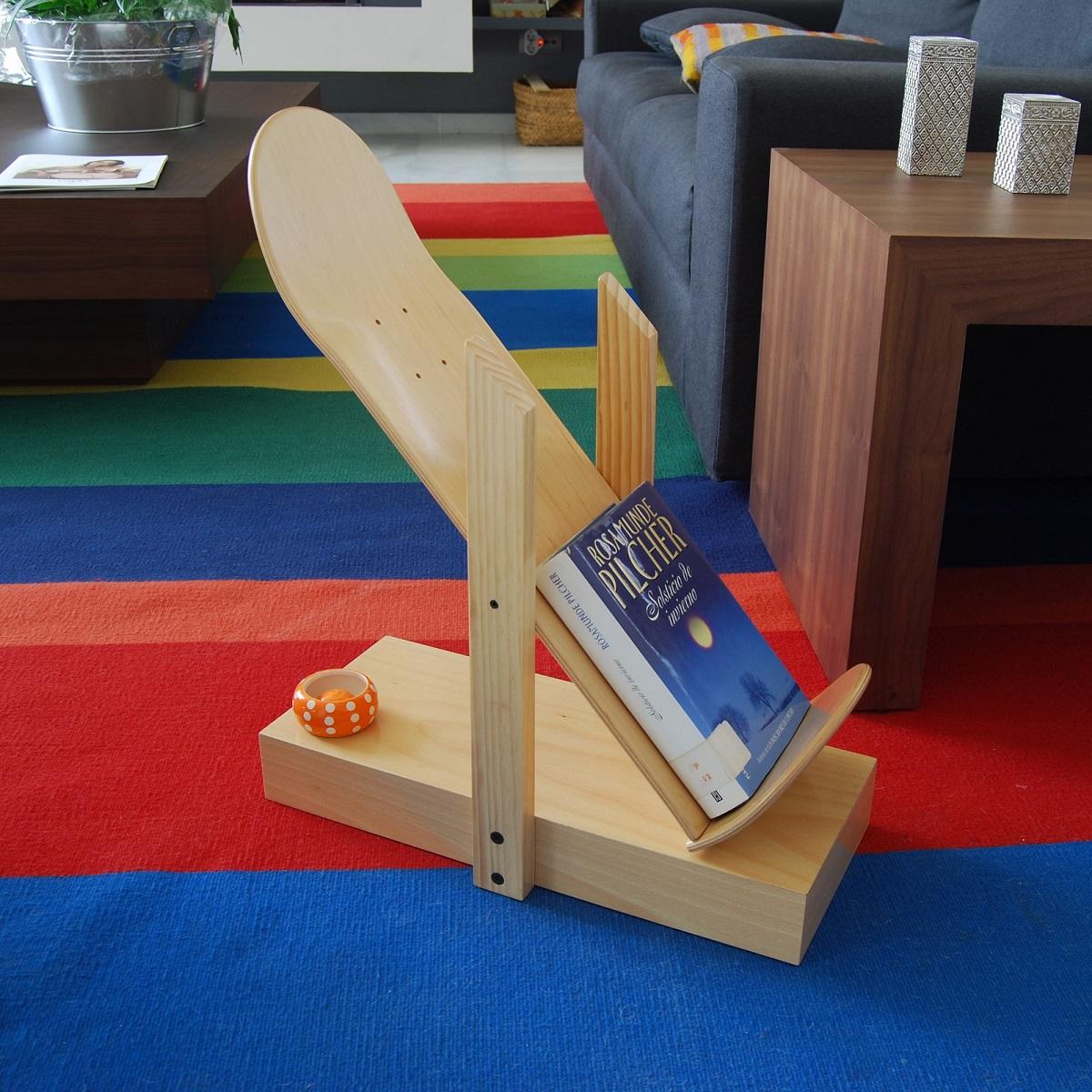 Librería con tabla de monopatín para locos del skate