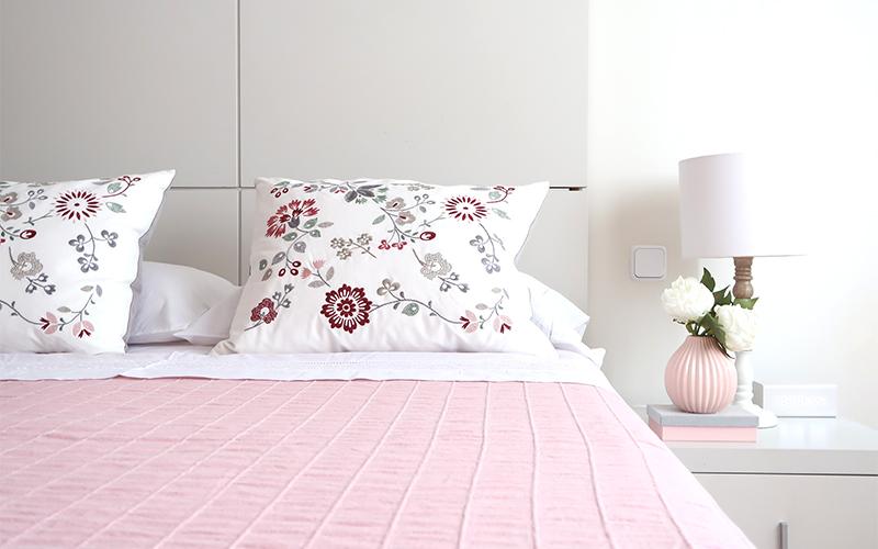 La decoración de mi dormitorio en ... ¡Blanco y Rosa!