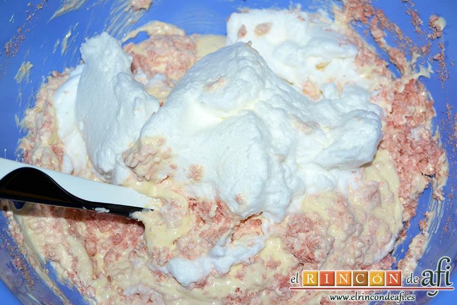 Mus de galletas cubanitos, añadir las claras montadas a la mezcla poco a poco