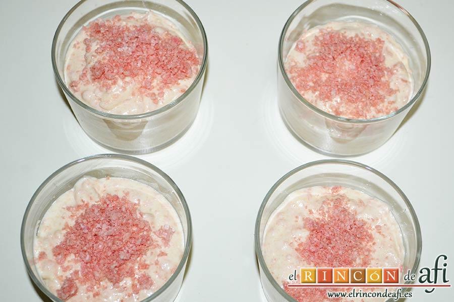 Mus de galletas cubanitos, servir en los recipientes, decorar con un poco de cubanitos troceados y refrigerar