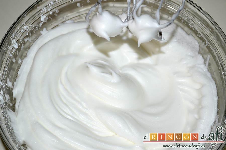 Mus de galletas cubanitos, montar las claras a punto de nieve con una pizca de sal