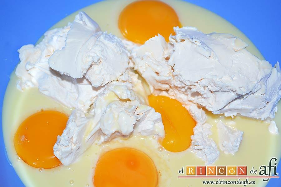 Mus de galletas cubanitos, poner en un bol las yemas con la leche condensada y la nata (crema de leche) Ermol