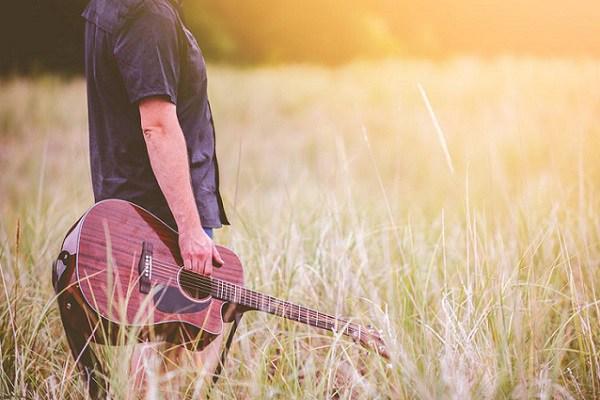 10 Ventajas de Aprender a Tocar la Guitarra