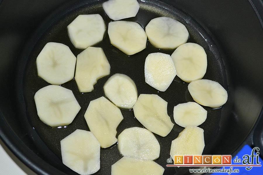 Gallegada, en un caldero con aceite de oliva ponemos rodajas de papas
