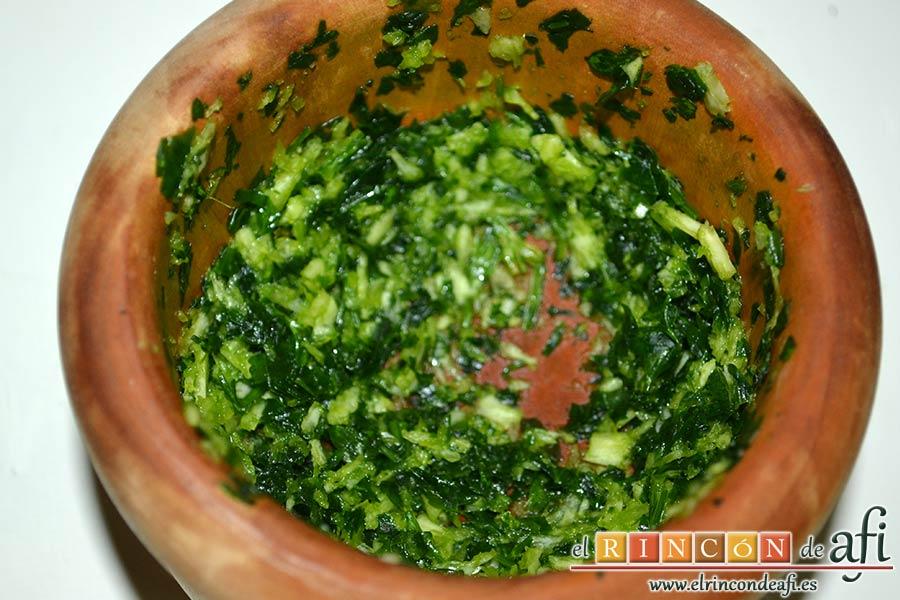 Gallegada, hacer el majado hasta que quede todo bien machacado