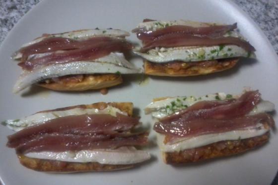 Tosta-de-pan-con-boquerones-y-allioli.