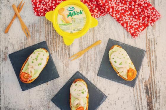 Pinchoví-de-sepia-con-allioli-de-aguacate