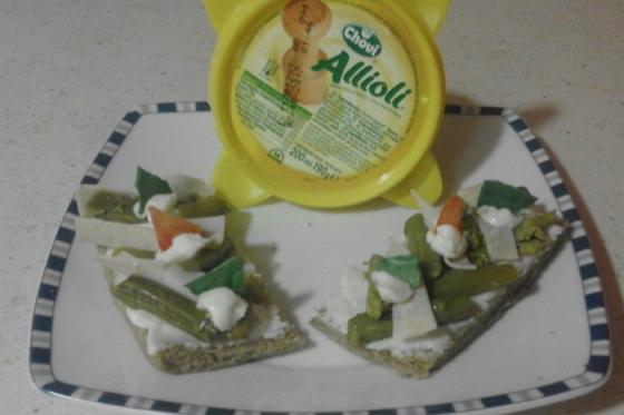 Tosta-de-pan-integral-con-espárragos-y-Alilli-Choví