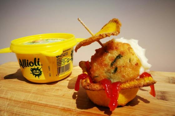 Morterito-con-su-buñuelo-de-bacalao-con-corazón-de-allioli-y-confitura-de-pimiento