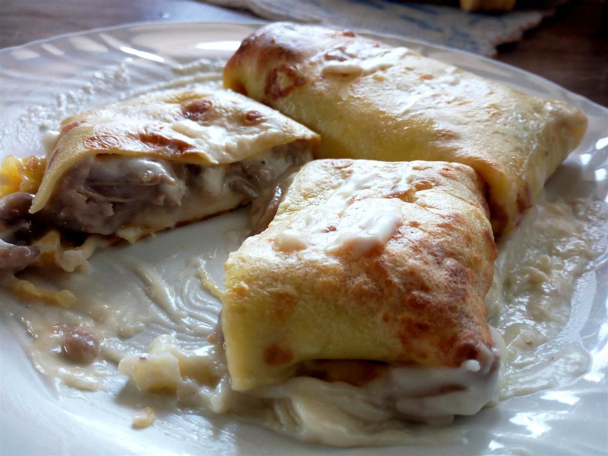 Crepes de carne picada y champiñones - Crêpes ripieni di salsicce, champignon e provola - Stuffed crepes with mushrooms ham and bechamel sauce