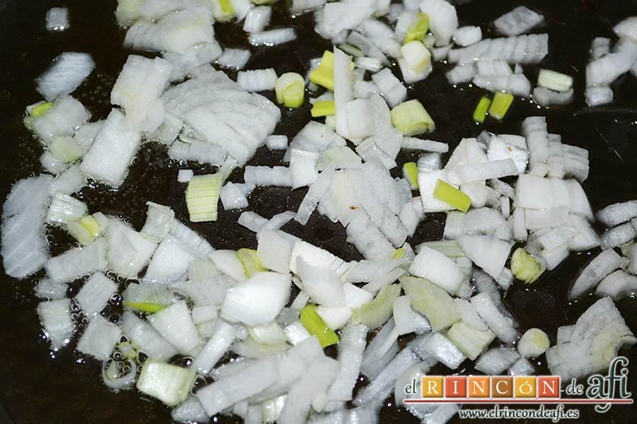 Tagliatelle con salsa de queso y salmón ahumado, poner a pochar media cebolleta picada