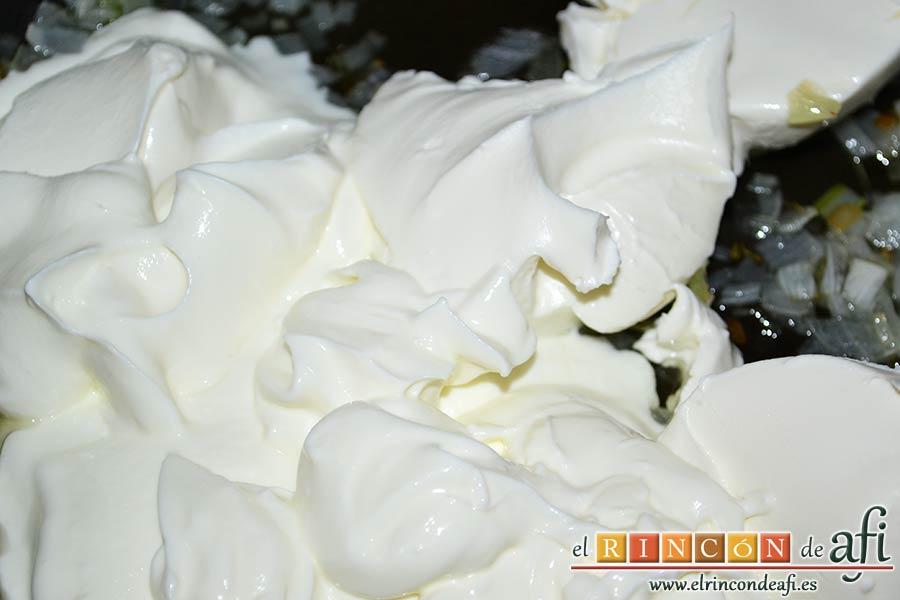 Tagliatelle con salsa de queso y salmón ahumado, una vez pochada le añadimos los dos yogures griegos naturales y 150 gramos de queso crema