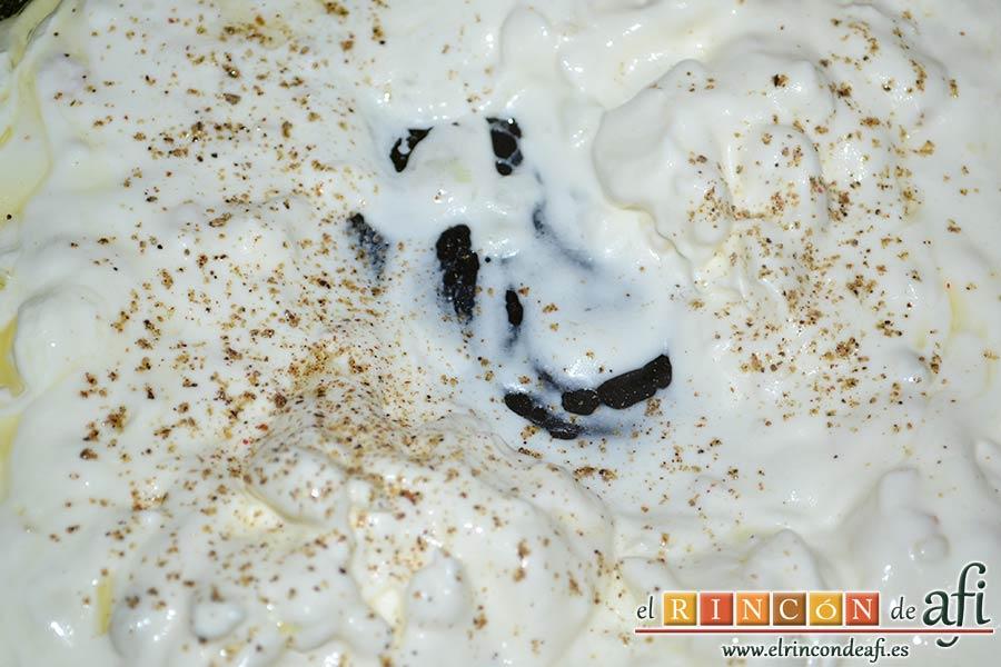 Tagliatelle con salsa de queso y salmón ahumado, añadir sal fina y pimientas molidas