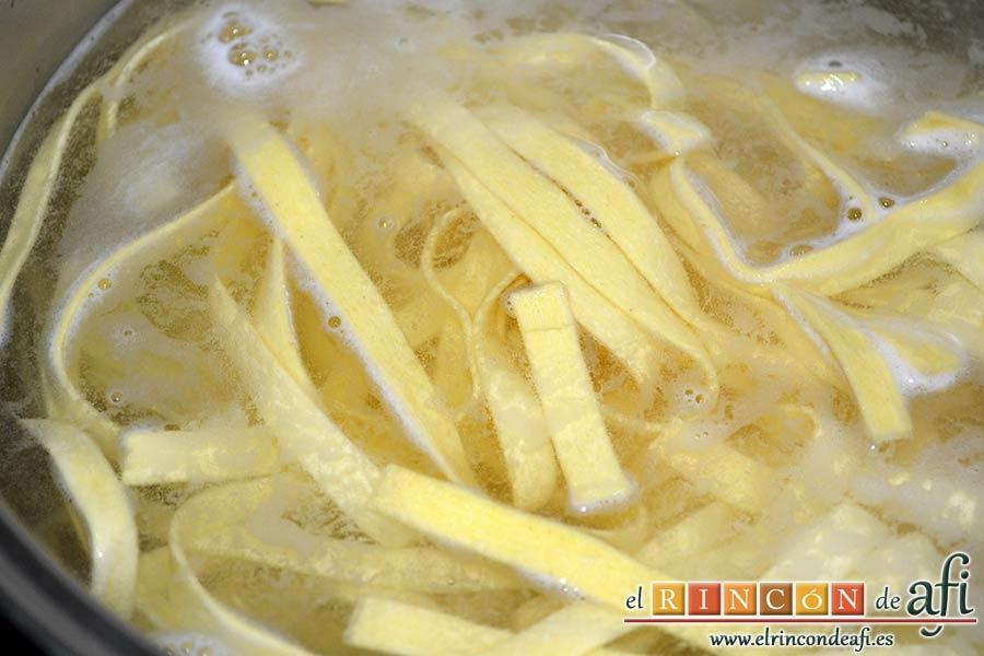 Tagliatelle con salsa de queso y salmón ahumado, poner a hervir la pasta fresca unos cuatro minutos