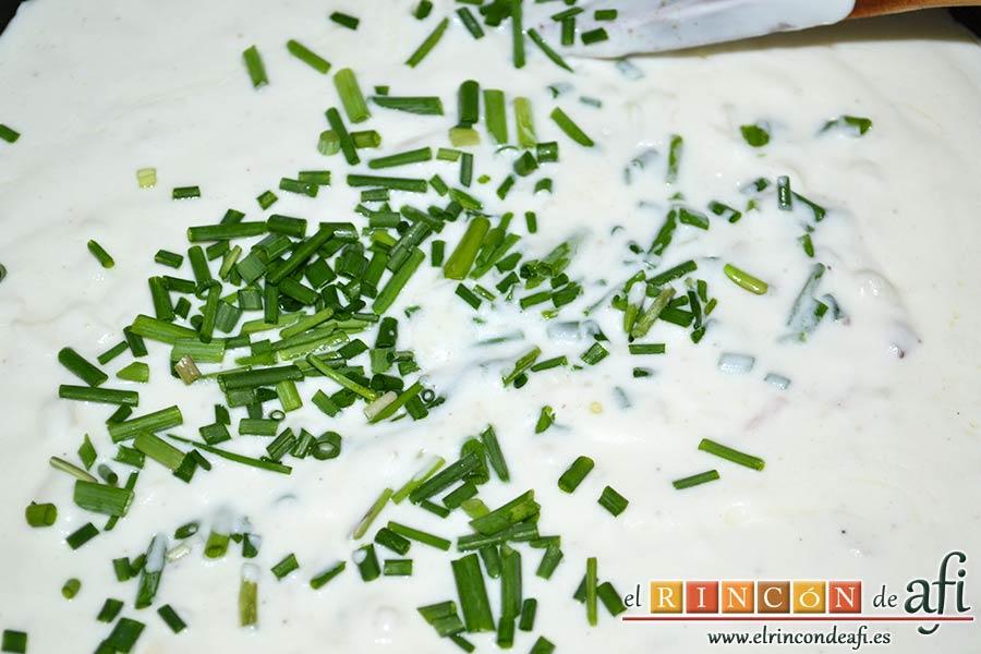 Tagliatelle con salsa de queso y salmón ahumado, añadir a la salsa de queso cebollino picado