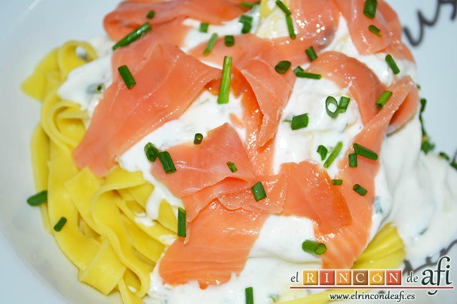 Tagliatelle con salsa de queso y salmón ahumado, sugerencia de presentación