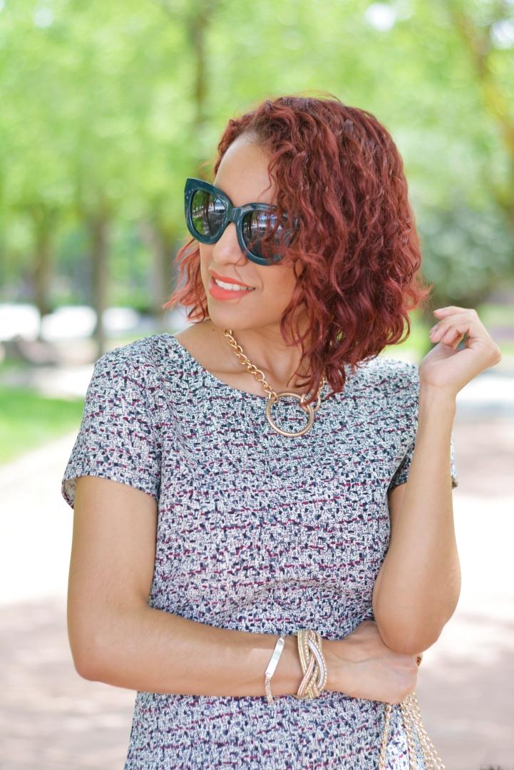 Look con accesorios en dorado