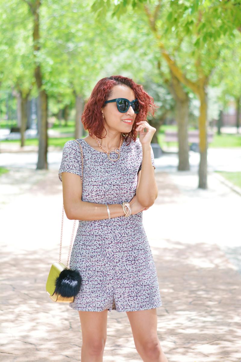 Look con mono corto y bolso dorado