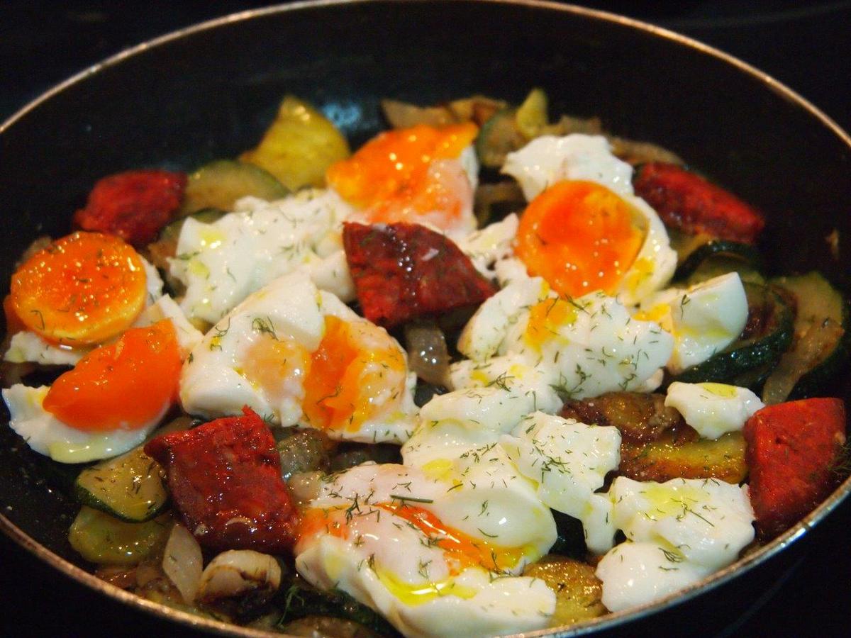 sartén de Verduras con huevos y tacos de sobrasada