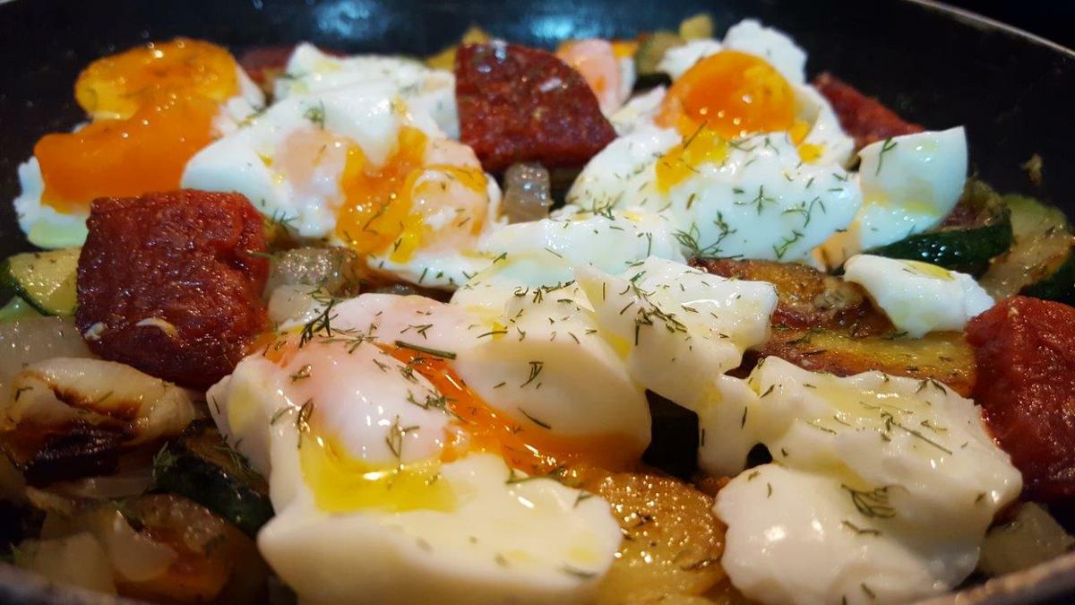 Plato de Verduras con huevos y tacos de sobrasada