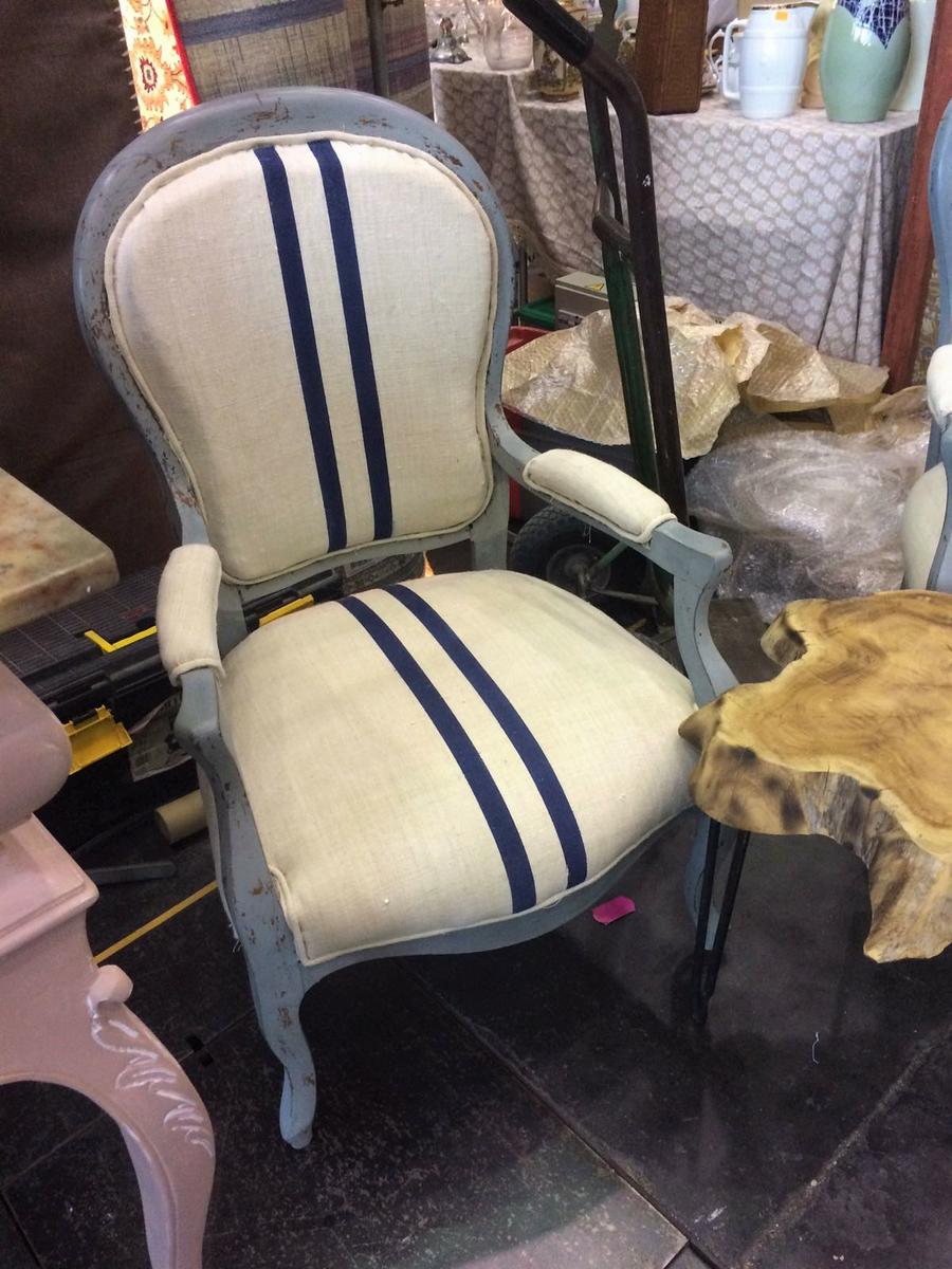 Butaca tapizada. Desembalaje Madrid. El Sabor de lo Antiguo