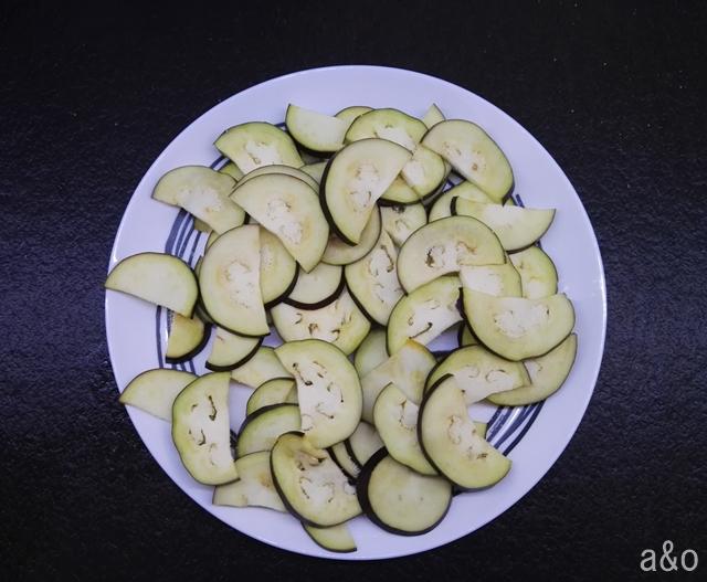 Cortamos las verduras en trozos y las metemos al microondas.