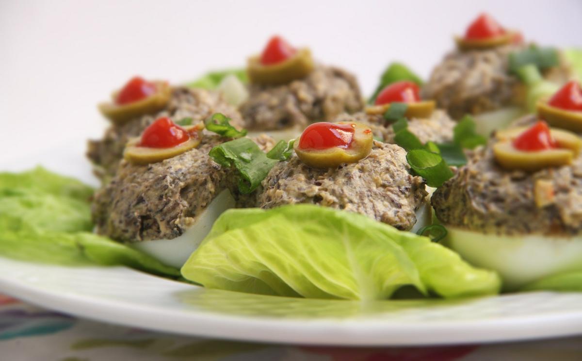 Huevos rellenos con champiñones