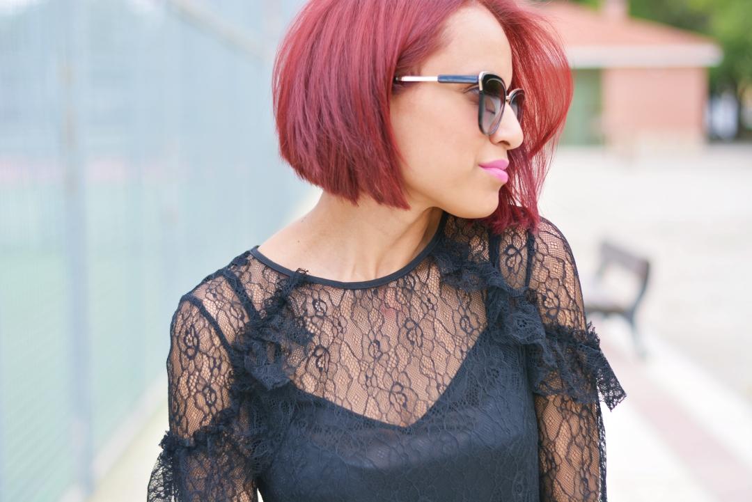 Blusa con encaje negro y volantes