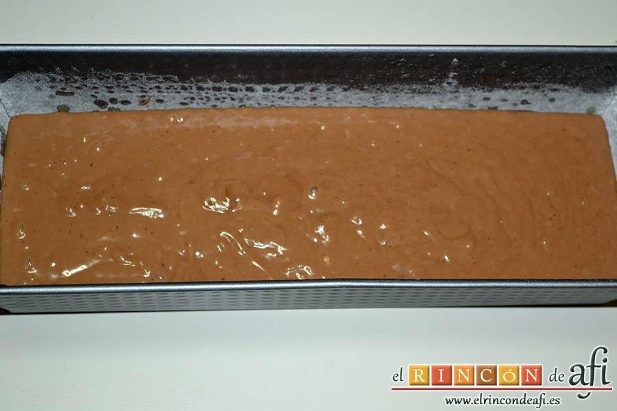 Pastel de chocolate y queso crema, verter la masa en el molde
