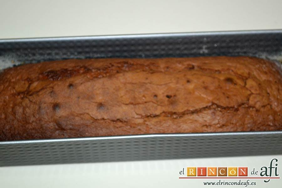 Pastel de chocolate y queso crema, lo introducimos en el horno previamente caliente a 180ºC durante 40 minutos, comprobar con un palito que está hecho, sacar y dejar enfriar