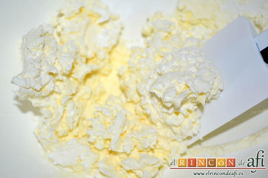 Pastel de chocolate y queso crema, mezclar con varillas eléctricas la mantequilla en pomada con el queso crema