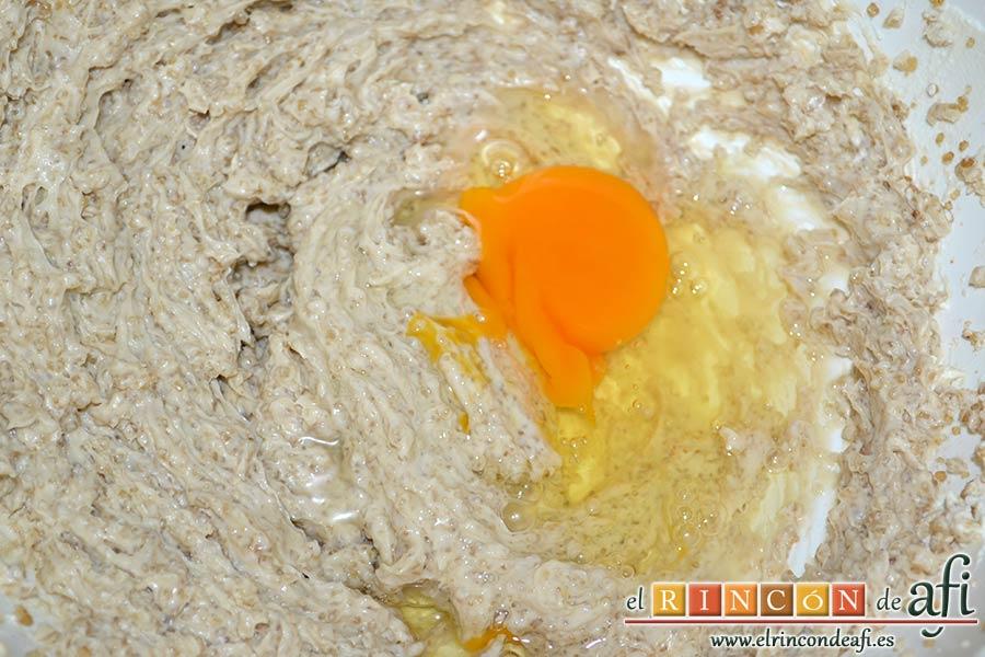 Pastel de chocolate y queso crema, ir agregando los huevos