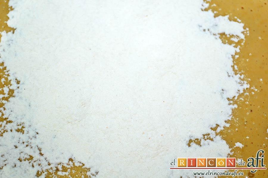 Pastel de chocolate y queso crema, tamizamos la harina con la levadura y la pizca de sal y la vamos añadiendo poco a poco sin dejar de batir