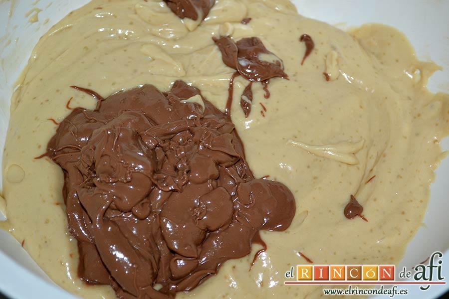 Pastel de chocolate y queso crema, añadir el chocolate derretido