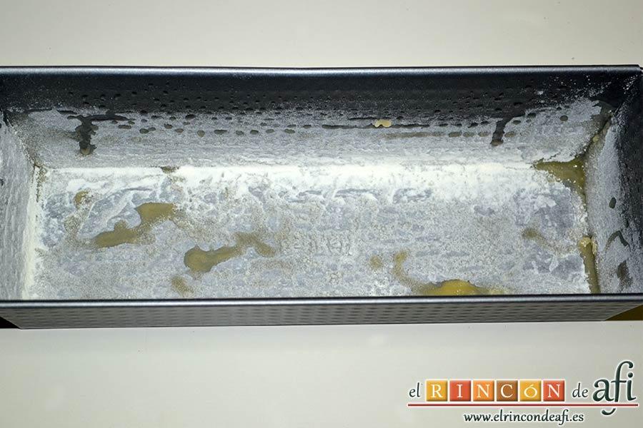 Pastel de chocolate y queso crema, encamisar con aceite y harina un molde tipo plumcake