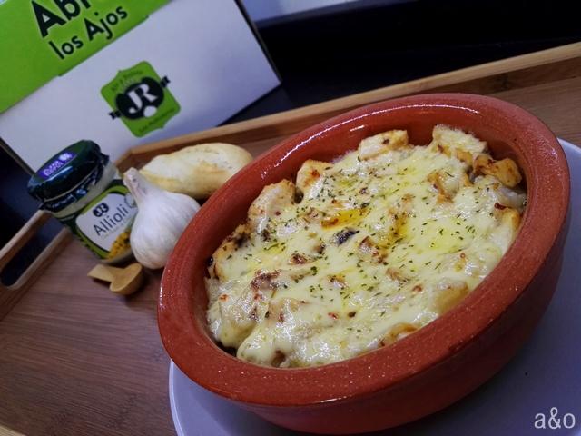 Coliflor al horno con pollo y alioli.