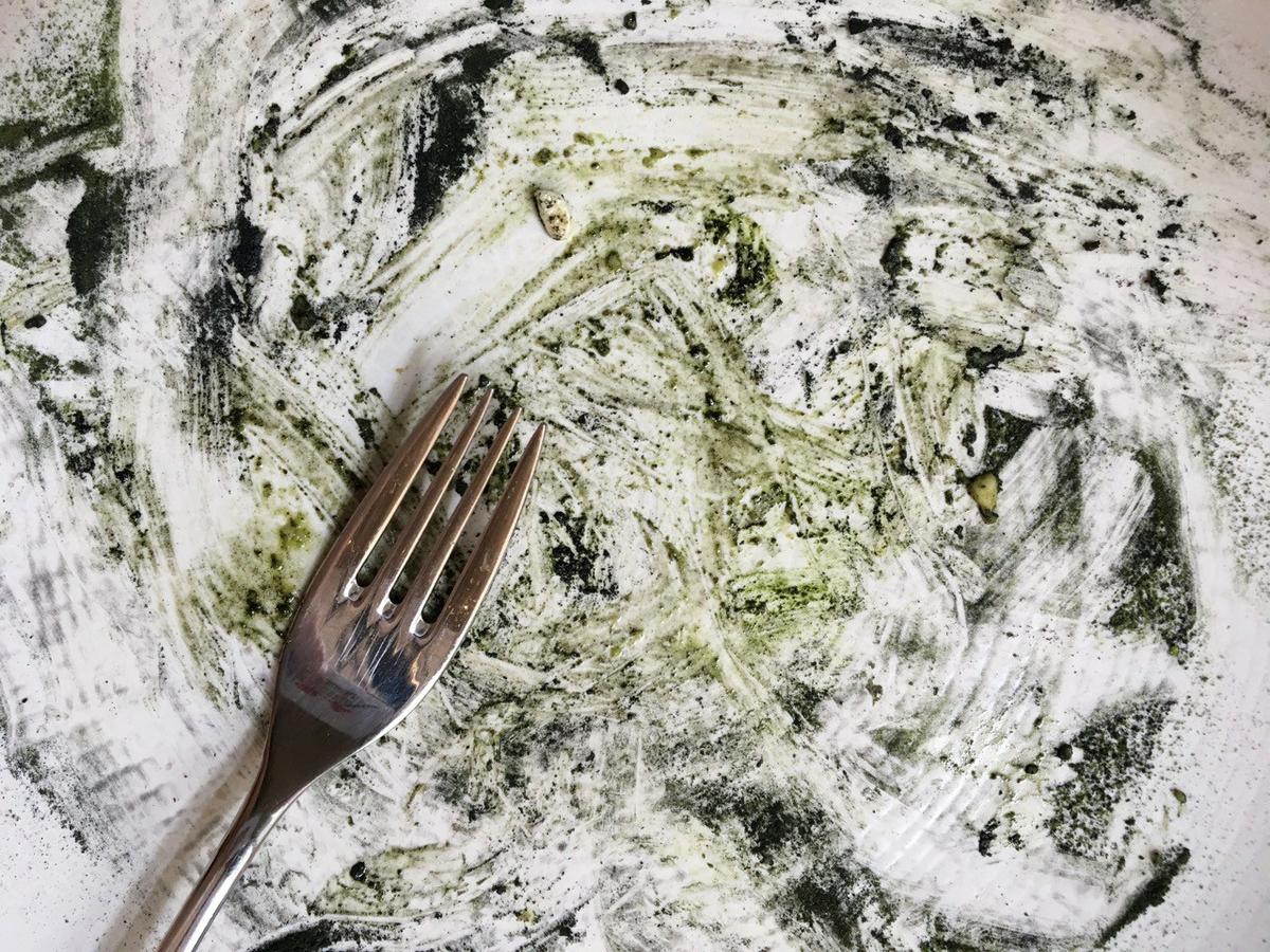 El final del plato de aguacate tatemado y escamoles de Quintonil