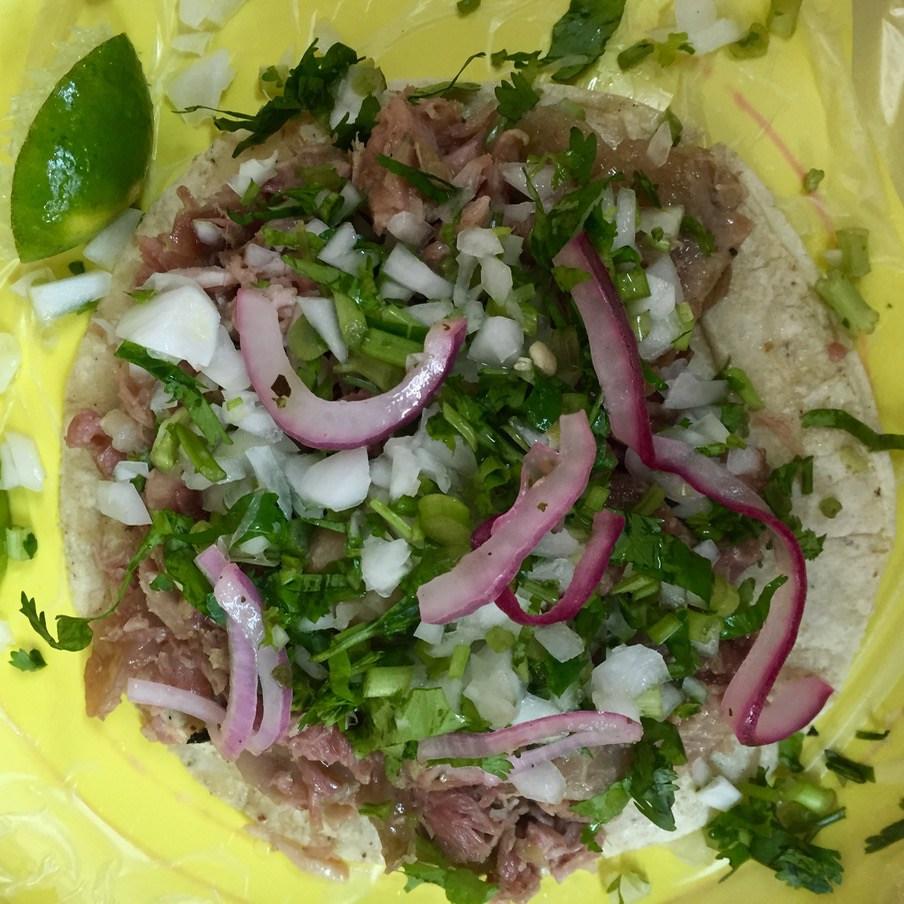 Taco de carnitas de mercado