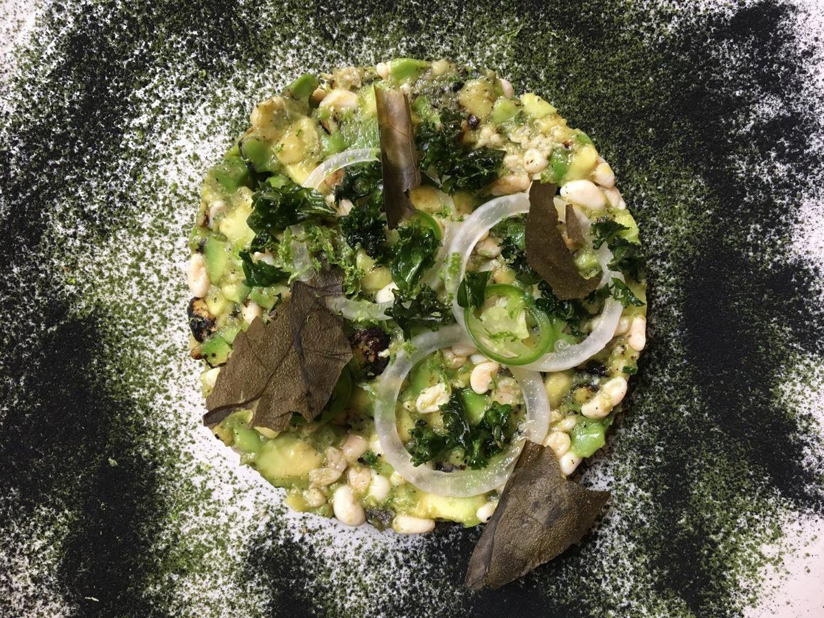 Aguacate tatemado con escamoles de Quintonil