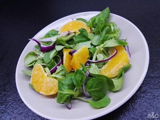 Añadimos la naranja, la cebolla y las almendras a la ensalada.