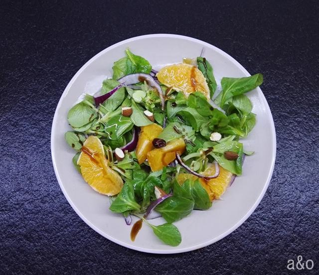 Aliñamos la ensalada con crema balsámica al Pedro Ximénez.