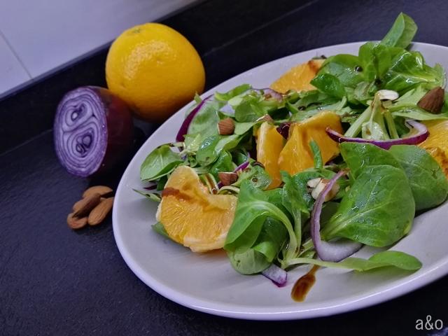 Ensalada de naranja y cebolla morada.