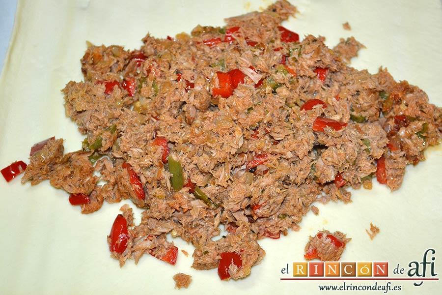 Empanada de atún, volvar el sofrito sobre la masa estirada