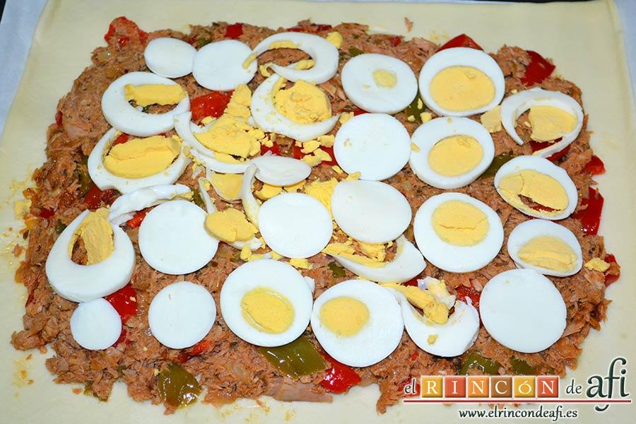 Empanada de atún, cubrir el sofrito con láminas de huevo sancochado