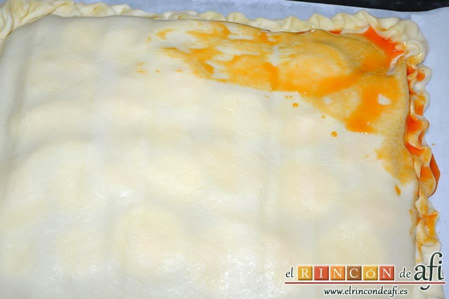 Empanada de atún, colocar la otra lámina de empanada encima haciendo un reborde